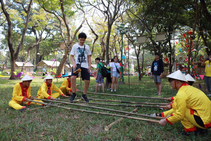 Du khách mê mẩn với những trò chơi truyền thống ở Lễ hội Tết Việt - Ảnh 2.