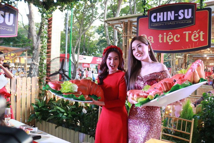 Du khách mê mẩn với những trò chơi truyền thống ở Lễ hội Tết Việt - Ảnh 3.