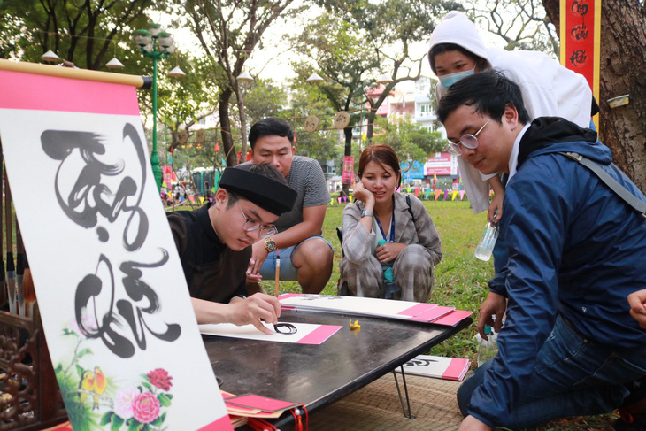 Du khách mê mẩn với những trò chơi truyền thống ở Lễ hội Tết Việt - Ảnh 6.