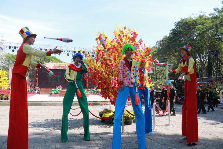 Du khách mê mẩn với những trò chơi truyền thống ở Lễ hội Tết Việt - Ảnh 7.