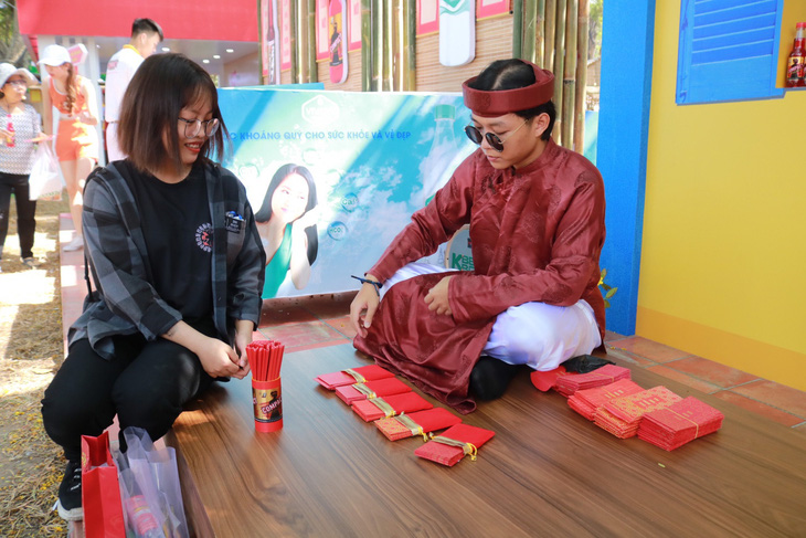 Du khách mê mẩn với những trò chơi truyền thống ở Lễ hội Tết Việt - Ảnh 8.