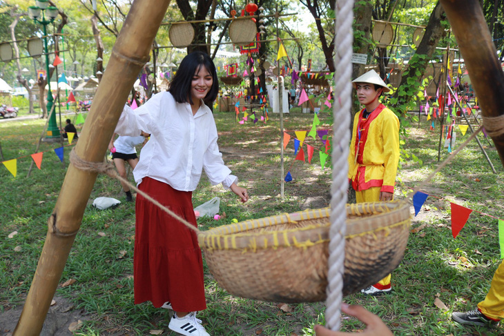 Du khách mê mẩn với những trò chơi truyền thống ở Lễ hội Tết Việt - Ảnh 9.