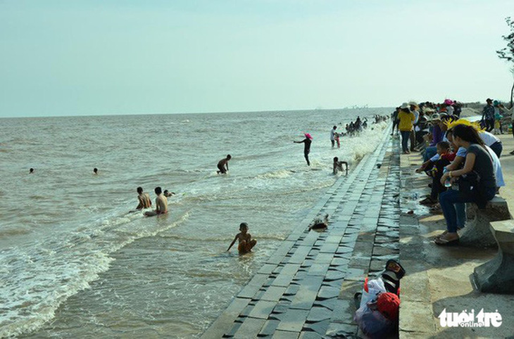 Cứu 5 trẻ bị đuối nước khi tắm biển Ba Động - Ảnh 1.