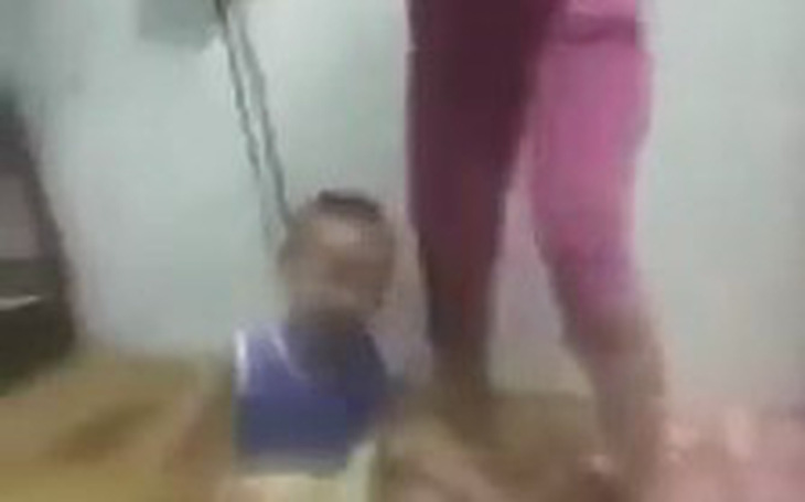 Xác minh video bé trai bị mẹ bạo hành, buộc dây vào cổ