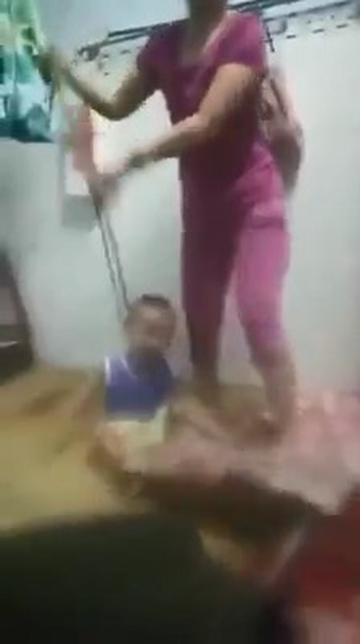 Xác minh video bé trai bị mẹ bạo hành, buộc dây vào cổ - Ảnh 1.
