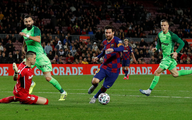 Messi lập cú đúp, Barcelona 