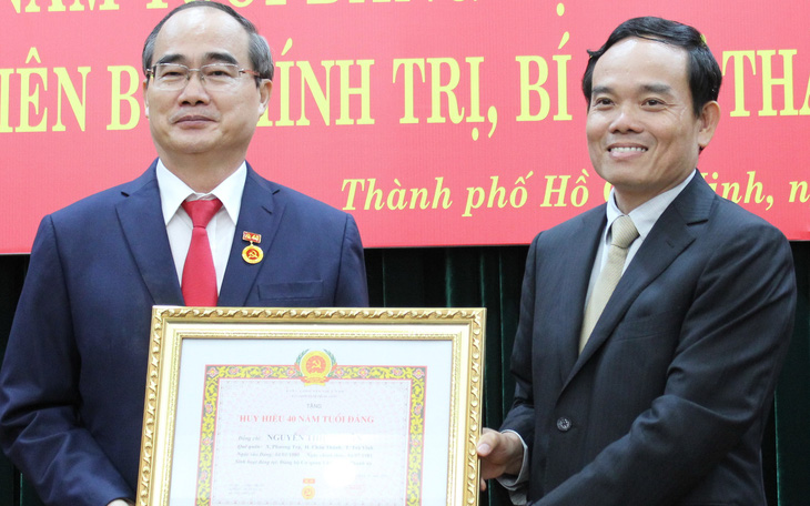 Bí thư Thành ủy TP.HCM Nguyễn Thiện Nhân nhận huy hiệu 40 năm tuổi Đảng