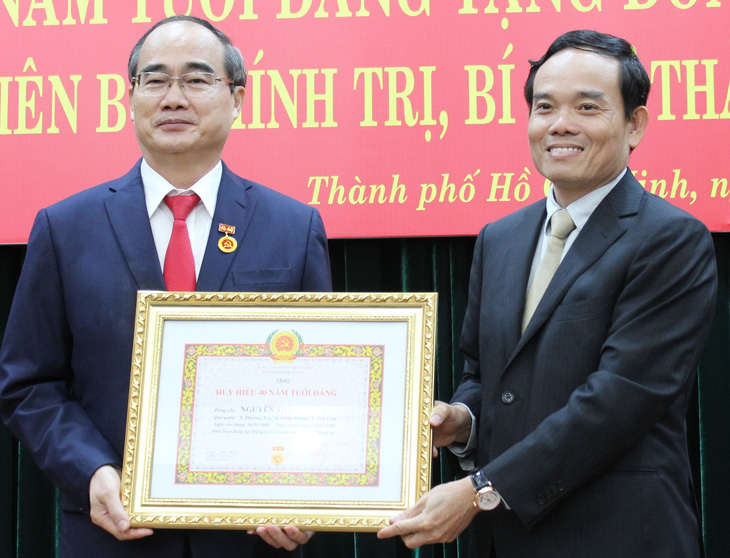 Bí thư Thành ủy TP.HCM Nguyễn Thiện Nhân nhận huy hiệu 40 năm tuổi Đảng - Ảnh 1.