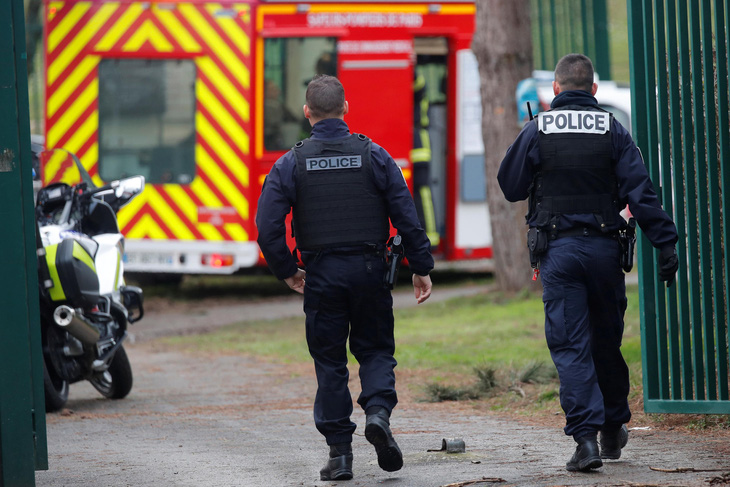 Pháp bắn chết kẻ mang dao đâm chém loạn xạ trong công viên - Ảnh 1.