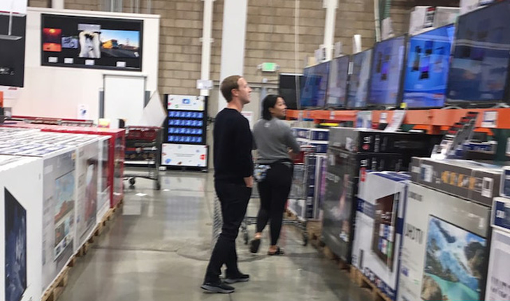 Tỉ phú Mark Zuckerberg cùng vợ đi mua tivi giảm giá - Ảnh 1.