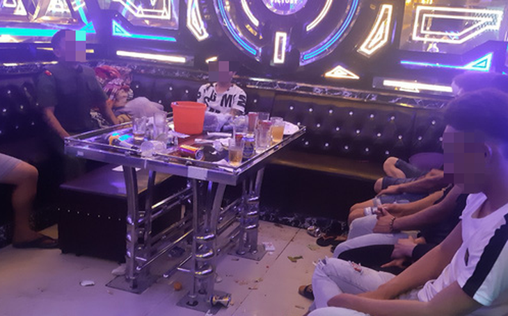 Ập vào karaoke, công an phát hiện 34 nam nữ dương tính ma túy