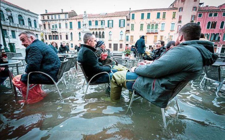 Nữ phóng viên quẩy balô vào Venice ngập trong biển nước