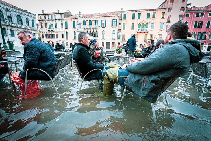 Nữ phóng viên quẩy balô vào Venice ngập trong biển nước - Ảnh 1.