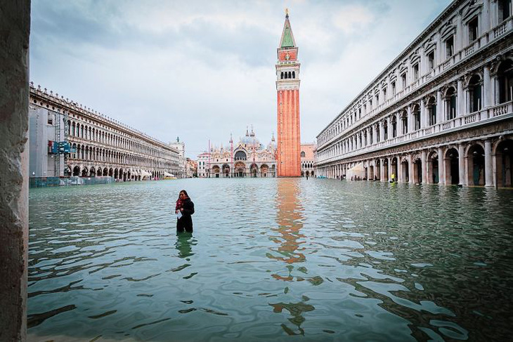 Nữ phóng viên quẩy balô vào Venice ngập trong biển nước - Ảnh 2.