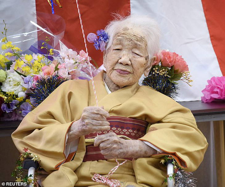Cụ bà già nhất thế giới ăn bánh sinh nhật tuổi 117 còn khen ngon - Ảnh 1.