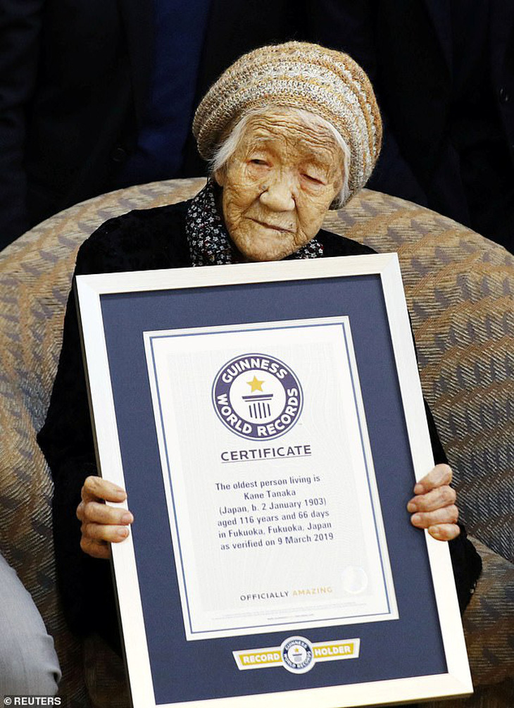 Cụ bà già nhất thế giới ăn bánh sinh nhật tuổi 117 còn khen ngon - Ảnh 2.