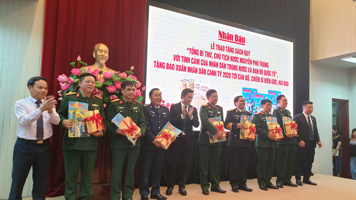 Tặng sách về Tổng bí thư, Chủ tịch nước Nguyễn Phú Trọng cho chiến sĩ hải đảo - Ảnh 1.