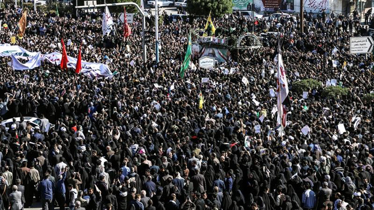 Người dự lễ tang tướng Soleimani kêu gọi lấy đầu ông Trump giá 80 triệu USD - Ảnh 1.