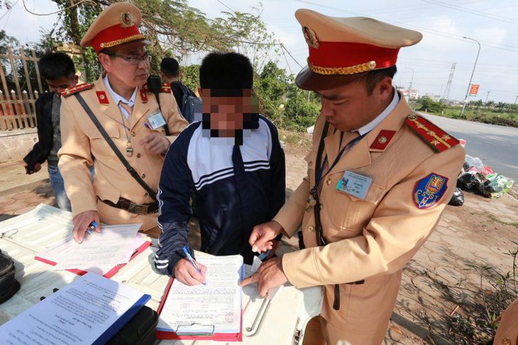 Chạy xe đi học sau khi uống rượu, học sinh nam nói tại mấy anh mời - Ảnh 2.