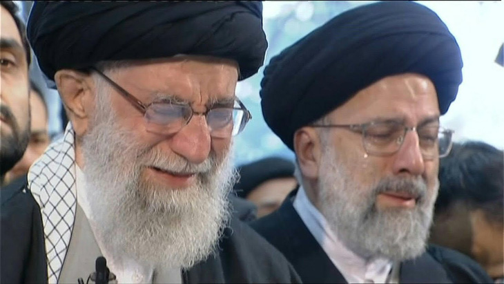 Đại giáo chủ Iran khóc nức nở bên linh cữu tướng Soleimani - Ảnh 1.