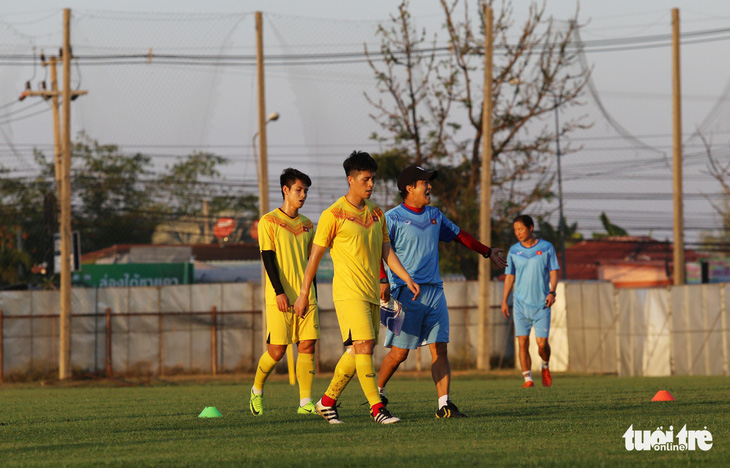 Không được vào sân, cổ động viên xem U23 Việt Nam tập qua rào chắn - Ảnh 6.
