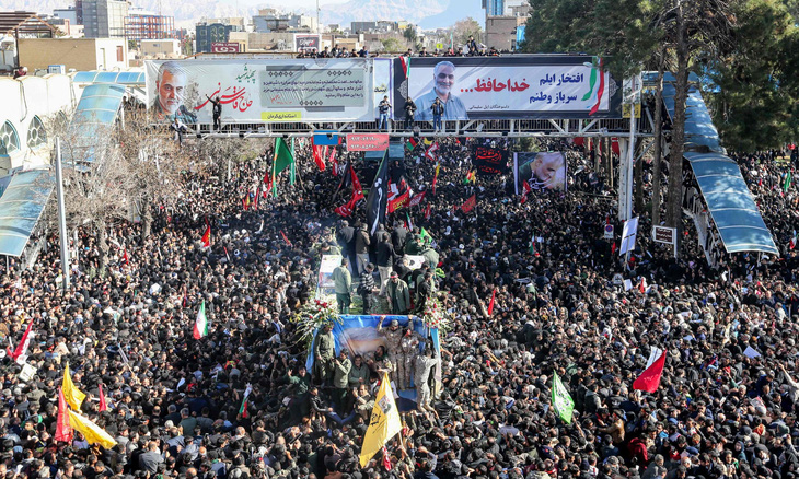Giẫm đạp tại lễ an táng tướng Iran Soleimani, hàng chục người chết - Ảnh 1.
