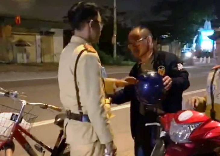 Một người Trung Quốc say xỉn đi xe đạp bị phạt 500.000 đồng - Ảnh 1.