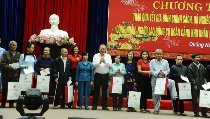 Phó thủ tướng Trương Hòa Bình trao quà tết cho công nhân Quảng Nam - Ảnh 6.