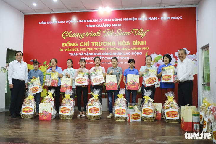 Phó thủ tướng Trương Hòa Bình trao quà tết cho công nhân Quảng Nam - Ảnh 3.