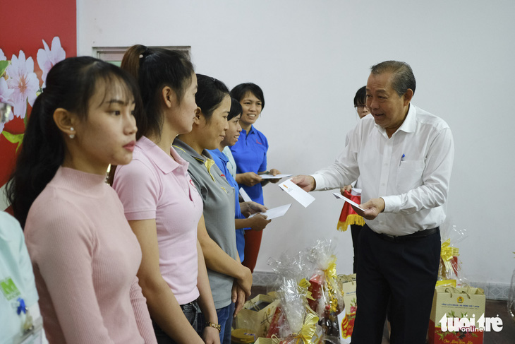 Phó thủ tướng Trương Hòa Bình trao quà tết cho công nhân Quảng Nam - Ảnh 1.