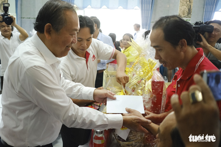 Phó thủ tướng Trương Hòa Bình trao quà tết cho công nhân Quảng Nam - Ảnh 2.