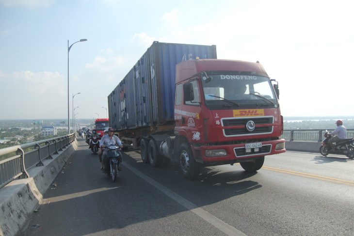 Cấm xe tải trọng lớn qua cầu Rạch Miễu - Ảnh 1.