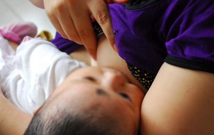 Cho con bú có thể giúp ngăn bệnh sốt rét ở trẻ sơ sinh - Ảnh 1.