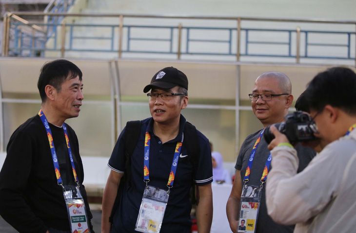 Chủ tịch bóng đá Trung Quốc ra sân động viên tuyển thủ trước ngày ra quân - Ảnh 3.