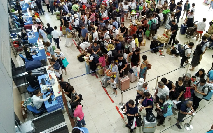 Kiểm tra chặt khách Trung Quốc đến sân bay Cam Ranh vì bệnh viêm phổi lạ