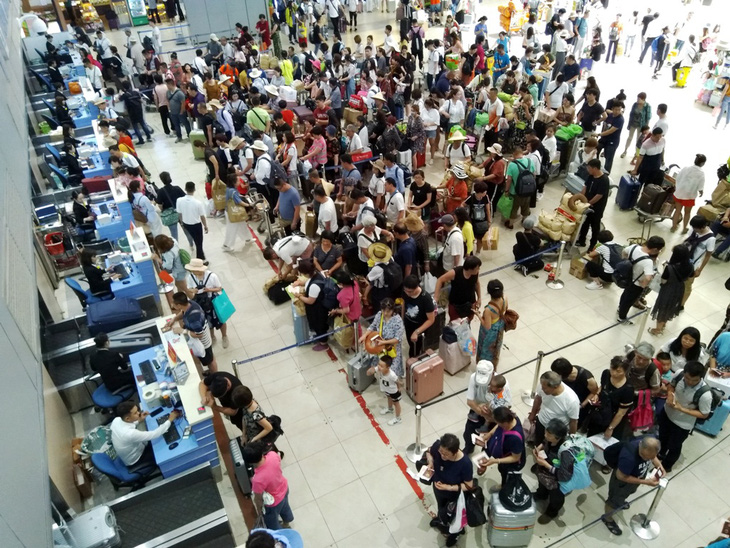 Kiểm tra chặt khách Trung Quốc đến sân bay Cam Ranh vì bệnh viêm phổi lạ - Ảnh 1.