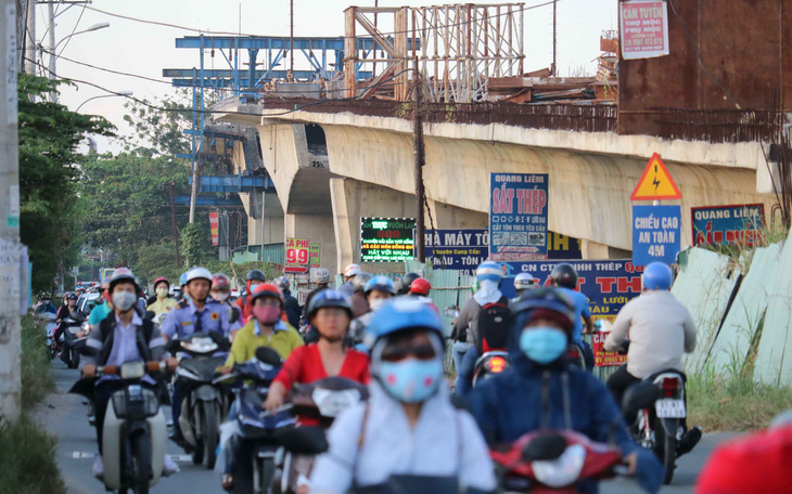 TP.HCM: nhiều cầu đắp chiếu, đứng hình chưa biết khi nào hoàn thành - Ảnh 1.