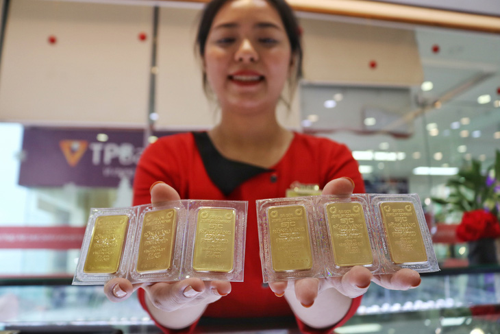 Giá vàng thế giới giảm mạnh, vàng SJC bán ra 48,45 triệu đồng/lượng - Ảnh 1.