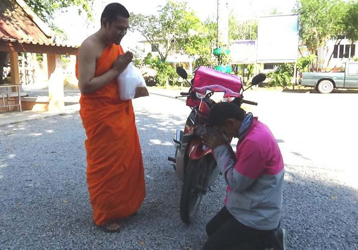 Bắt trend cực nhanh: nhà sư Thái Lan ban phước lành qua cuộc gọi video - Ảnh 1.