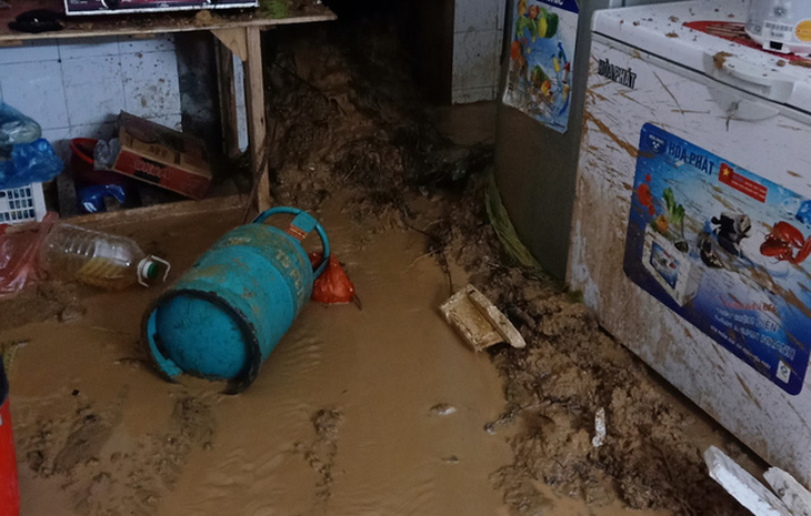 Sau cơn mưa đêm, nhiều nhà ở Lào Cai ngập trong nước, bùn đất - Ảnh 2.