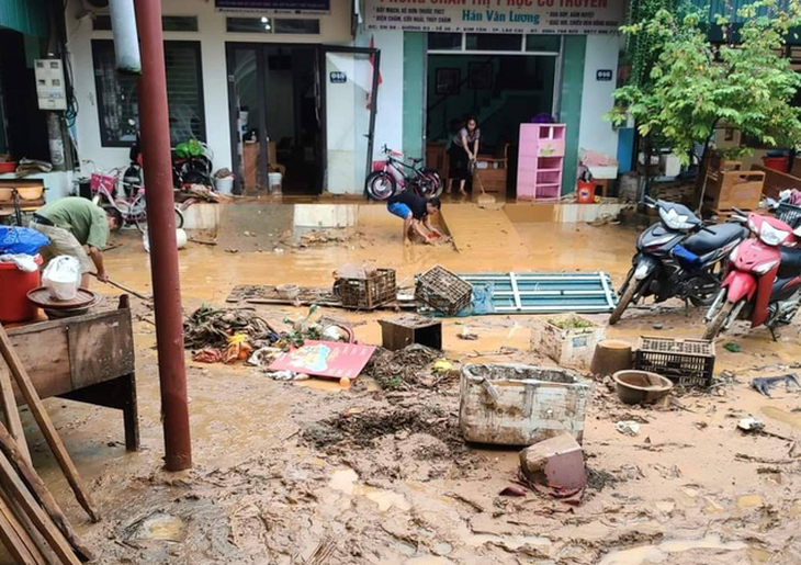 Sau cơn mưa đêm, nhiều nhà ở Lào Cai ngập trong nước, bùn đất - Ảnh 5.