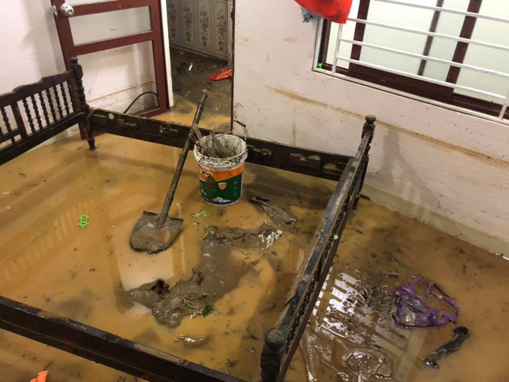 Sau cơn mưa đêm, nhiều nhà ở Lào Cai ngập trong nước, bùn đất - Ảnh 6.