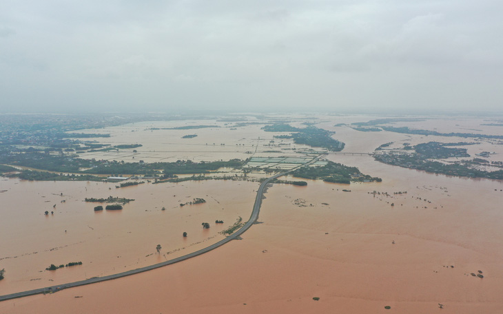 Nhiều làng ở Quảng Trị vẫn ngập trong biển nước