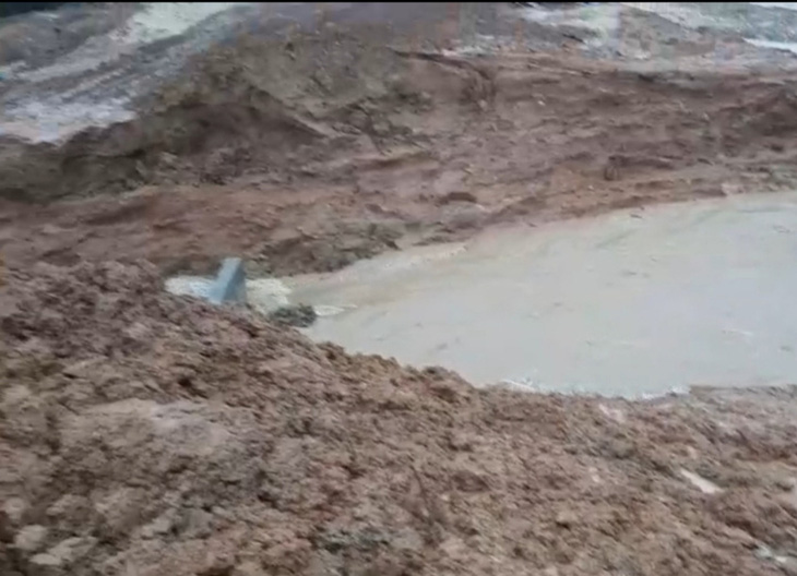 Một đoạn đập ở Quảng Nam bị vỡ do ảnh hưởng bởi mưa lớn - Ảnh 1.