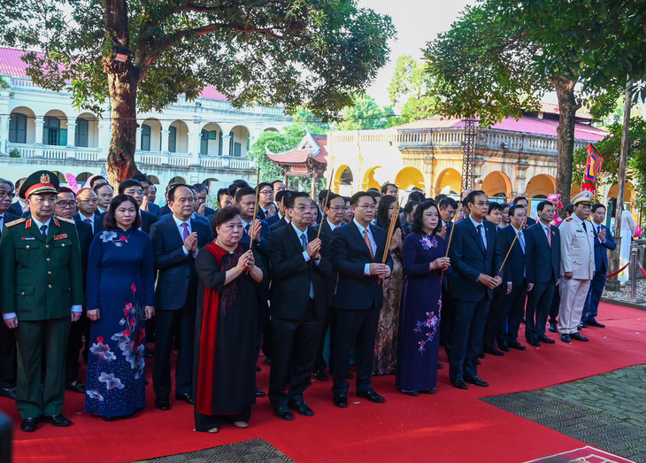 Lãnh đạo Hà Nội dâng hương kỷ niệm 1010 năm Thăng Long - Hà Nội - Ảnh 1.