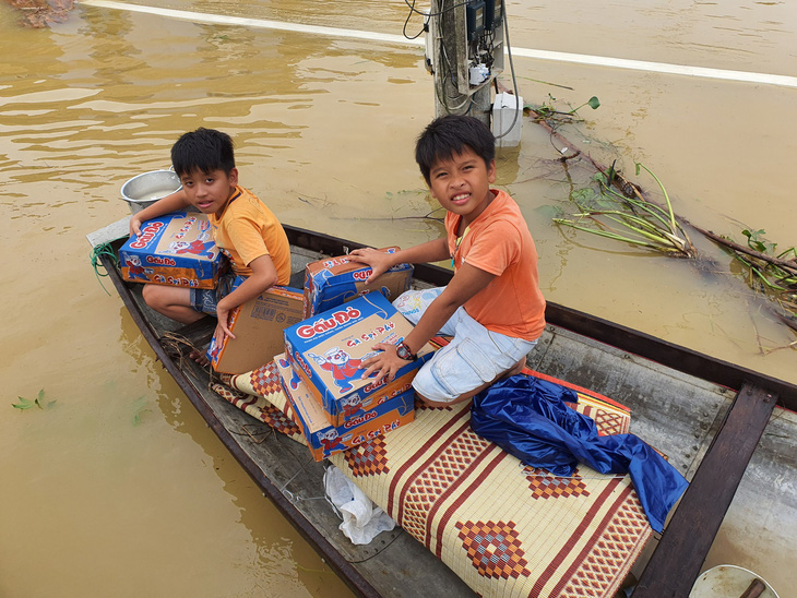 Đem mì tôm, nước sạch cứu dân bị cô lập 3 ngày ở rốn lũ Quảng Trị - Ảnh 6.