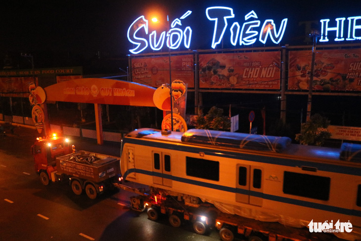 3h sáng 10-10, 3 toa tàu metro số 1 đã về tới depot quận 9 - Ảnh 7.