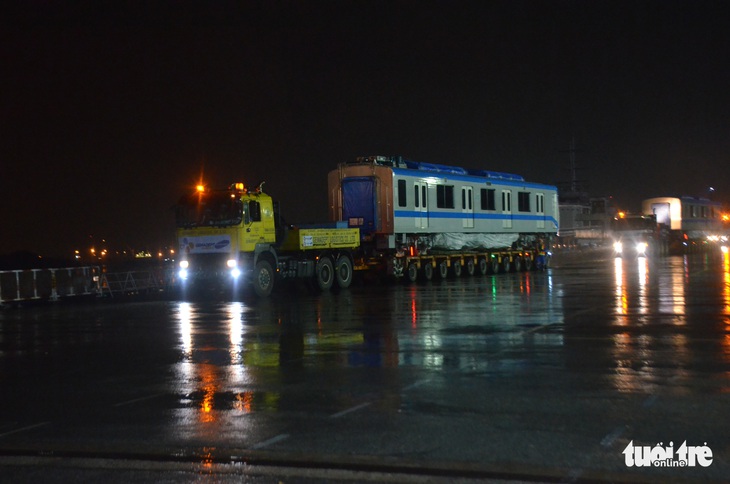 3h sáng 10-10, 3 toa tàu metro số 1 đã về tới depot quận 9 - Ảnh 2.
