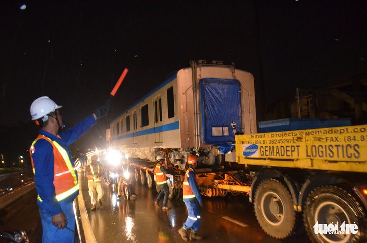 3h sáng 10-10, 3 toa tàu metro số 1 đã về tới depot quận 9 - Ảnh 3.