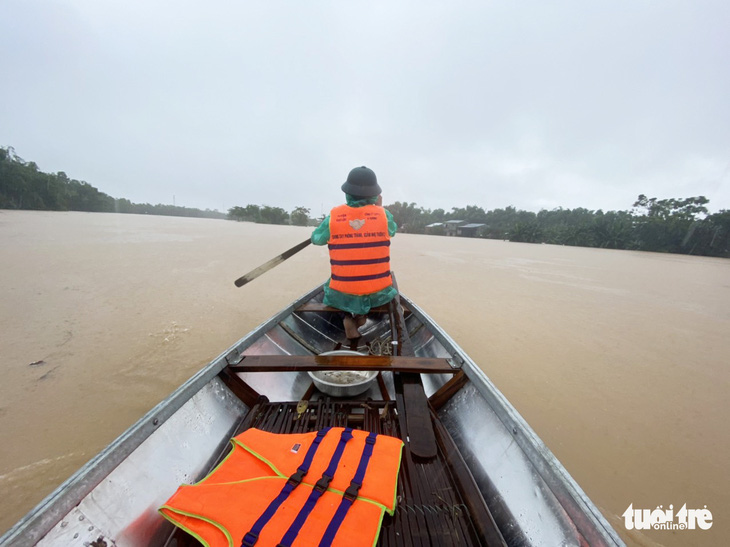 Nước sông Vu Gia đổ về cuồn cuộn, người dân trèo lên gác cao tránh lũ - Ảnh 7.